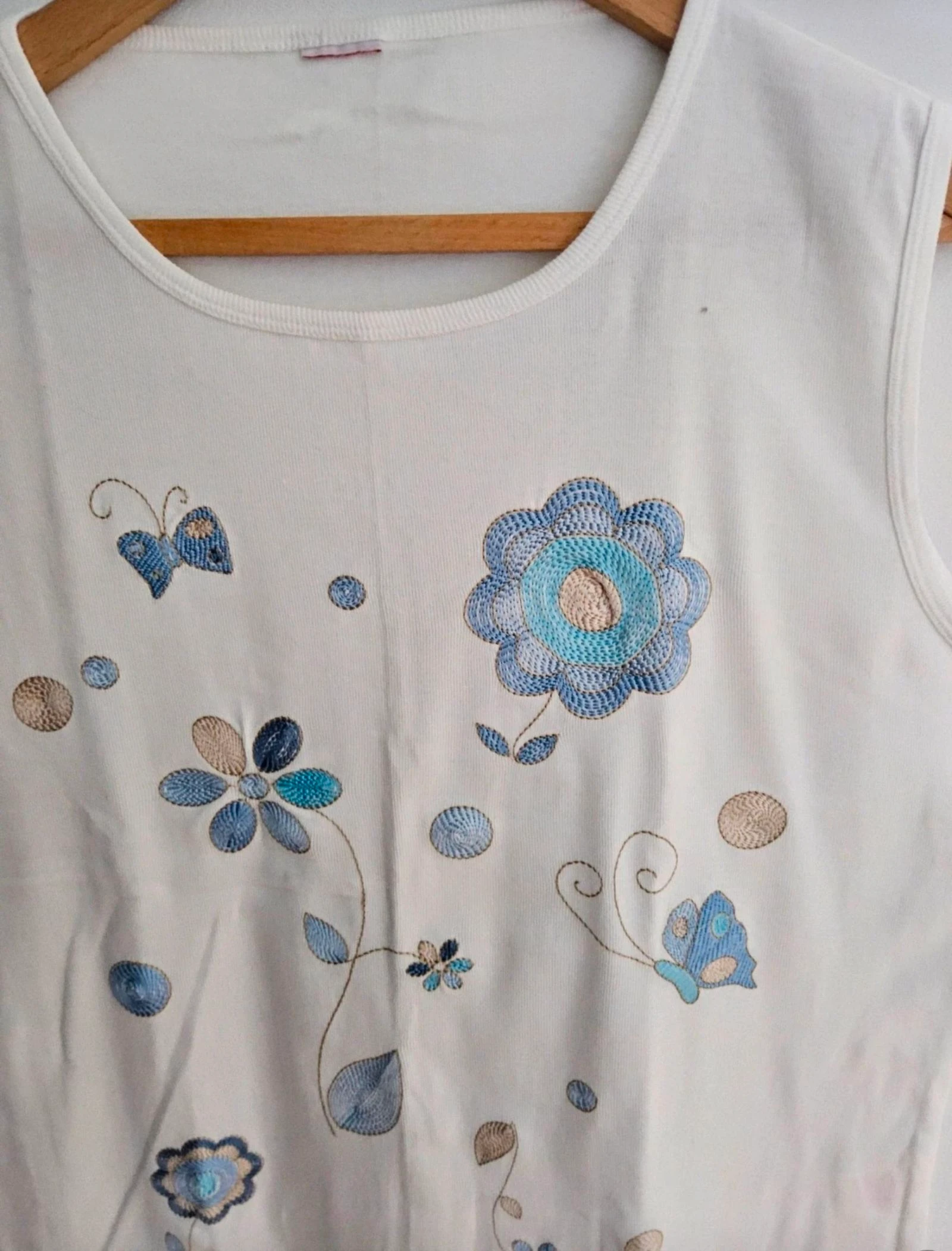 White tank top embroidered with flowers and butterflies – Size 46 – photo 2